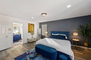 a bedroom with a blue bed and a blue accent wall at Heated Pool - Poker - 5 min - Airport - 10-Strip in Las Vegas