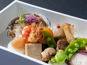 un plato blanco de comida con marisco y verduras en Nagominoyado Hanagokoro - Reopening in Mar 2024 en Hakone