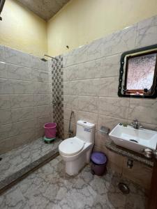 Een badkamer bij The Century Plaza Hotel