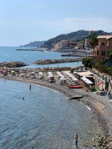 インペリアにあるCasa Miaの傘と水中の人々を持つビーチ