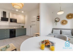 uma cozinha e uma sala de estar com uma mesa com frutas em Glamour Apartment em Gdansk