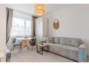 uma sala de estar com um sofá e uma mesa em Glamour Apartment em Gdansk