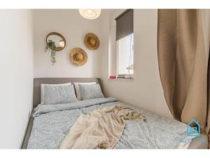 um quarto com uma cama e uma janela em Glamour Apartment em Gdansk