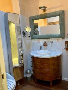 y baño con lavabo y espejo. en JOHA DOMA en Lunel