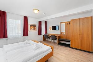 Postel nebo postele na pokoji v ubytování Hotel Garni Traube