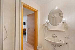 Koupelna v ubytování Hotel Garni Traube + 34 fotografií
