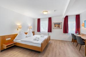 Postel nebo postele na pokoji v ubytování Hotel Garni Traube