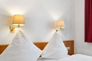 Postel nebo postele na pokoji v ubytování Hotel Garni Traube
