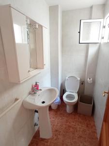 Ванная комната в Adosado con garaje privado - Junto al mar