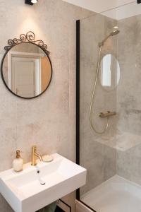 een badkamer met een wastafel en een spiegel bij Apartments house Pinezic in Malinska