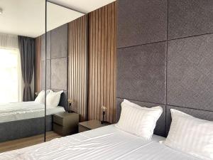 sypialnia z 2 łóżkami i lustrem w obiekcie Open Sea Panorama Residence w Obzorze
