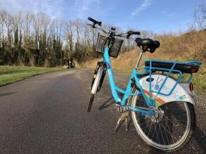 un vélo garé sur le côté d'une route dans l'établissement Appartement de charme + parking centre-ville Arras, à Arras