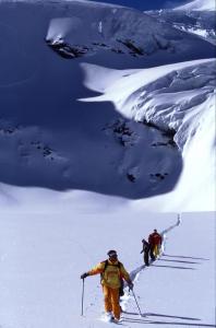 Due persone stanno sciando giù da una montagna innevata di Apart Holidays - Residenz Chateau a Saas-Fee