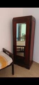 een spiegel in de hoek van een kamer met een bed bij HOME STAY PARADISE in Pūrnānkuppam