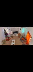 una sala de estar con un árbol de Navidad en la esquina en HOME STAY PARADISE, en Pūrnānkuppam
