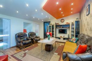 a living room with leather chairs and a table at Mariana in Gori