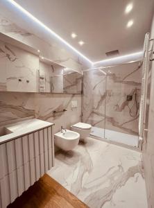uma casa de banho com um lavatório, um WC e um chuveiro em About Italy Holiday Rooms and Apartments em Portovenere