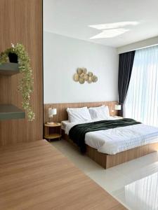 a bedroom with a large bed and a window at Tarn’s pool villa Rawai in Ban Saiyuan (1)