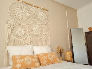 een slaapkamer met een bed met een groot hoofdeinde bij T3 De Charme - avec clim, parking et piscine in Le Lavandou +10 foto's