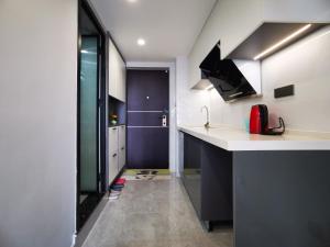 A cozinha ou cozinha compacta de Panda ZuoKe Besucher Apartment 熊猫坐客民宿