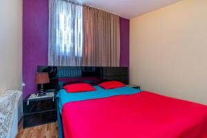 1 dormitorio con 1 cama grande con manta roja en Mariana, en Gori