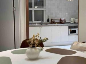 Dapur atau dapur kecil di Sogang Arles Stay near Hongdae