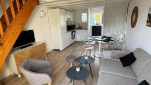 een woonkamer met een bank en een tafel bij Bel Appartement Saint-Malo la Varde in Saint-Malo