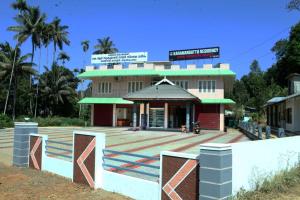 RamakkalmeduにあるKaramangattu Residencyの建物の前に大きなパティオがあります。