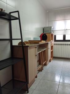uma cozinha com um balcão e uma prateleira em Acogedor Apartamento Céntrico em La Puebla de Valverde