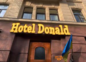 Una señal de hotel David en la parte delantera de un edificio en Hotel Donald, en Odessa