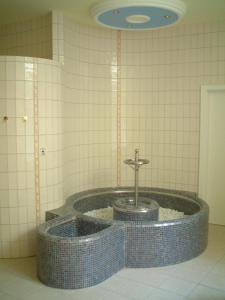 e bagno con vasca e fontana. di Apart Holidays - Residenz Chateau a Saas-Fee