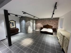 - une chambre avec un lit et un mur en briques dans l'établissement Apartament, à Străşeni