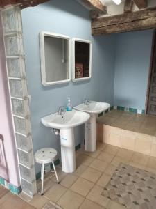 łazienka z 2 umywalkami i lustrem w obiekcie Albergue de peregrinos Casa Nostra w mieście Castrojeriz