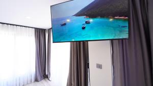 uma televisão de ecrã plano num quarto com uma janela em La Bonita Marina Hotel Bodrum em Bodrum City