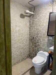 bagno con servizi igienici bianchi in camera di FINCA HOTEL TIERRA NUEVA CAMPESTRE a La Vega