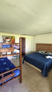una camera con 2 letti a castello di FINCA HOTEL TIERRA NUEVA CAMPESTRE a La Vega