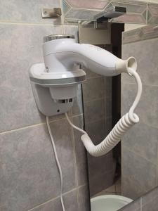 telefono bianco in bagno accanto ai servizi igienici di Repubblica 14 a Iglesias