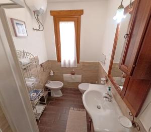 uma casa de banho com um lavatório e um WC em Apartment Conchiglie 2 em Cala Gonone
