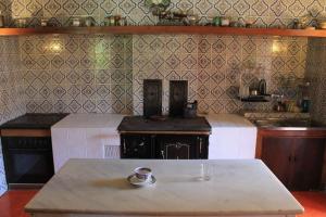 een keuken met een tafel en een fornuis. bij Kukuma Etxea Habitaciones con derecho a cocina in Galarreta