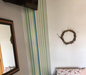 une chambre avec un miroir et une couronne sur le mur dans l'établissement Casa Catharina, à La Seu d'Urgell