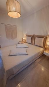 Postel nebo postele na pokoji v ubytování Artemis Plaza