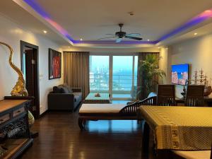 sala de estar con sofá y ventilador de techo en View Talay 7 Seaview Apartments en Pattaya South