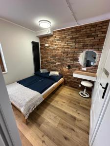 una piccola camera con letto e televisore di Pokoje przy Kawiarence a Rewa