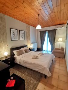 sypialnia z dużym białym łóżkiem i kanapą w obiekcie Lilea's Castle w mieście Lílaia