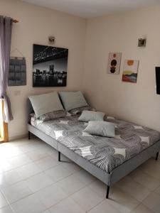 A bed or beds in a room at Caleta Paraiso 127