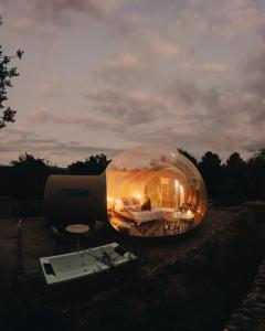 een glazen koepelhuis in het midden van een veld bij Noches de Calig in San Jorge