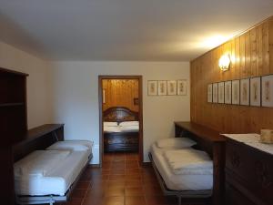 een kleine kamer met 3 bedden in een kamer met een aanrecht bij Yes we camp! Cevedale in Ossana