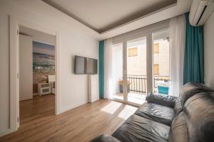 TV a/nebo společenská místnost v ubytování Apartamento a 100 metros de la playa