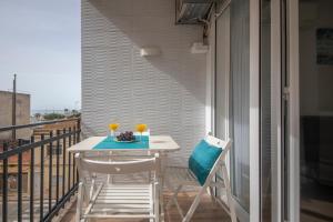 Balkón nebo terasa v ubytování Apartamento a 100 metros de la playa