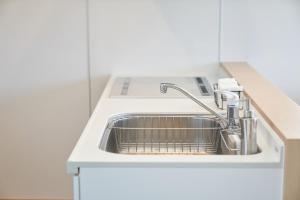 eine Küchentheke mit einem Waschbecken in der Unterkunft 10 Resort Club -Nature- in Azagawa + 71 Fotos